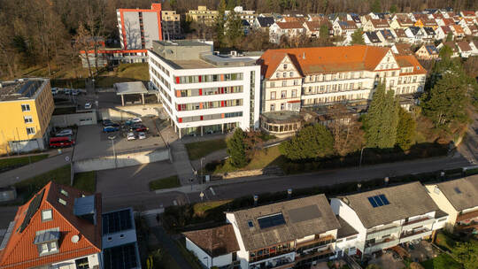 Gibt es weiterhin ein Krankenhaus in Neuenbürg? Diese Frage beschäftigt die Politik im Enzkreis – und darüber hinaus. RKH Krankenhaus Neuenbürg