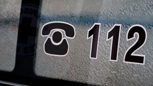 Die Notrufnummer 112 steht auf einem Krankenwagen Die Notrufnummer 112 steht auf einem Krankenwagen