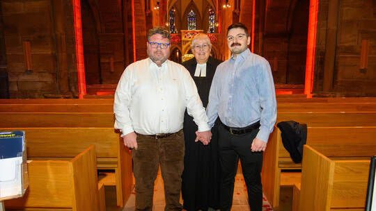 Das Ehepaar Steffen (links) und Denis Reinhold hat sich von Pfarrerin Ruth Nakatenus segnen lassen. Thomas Sommer