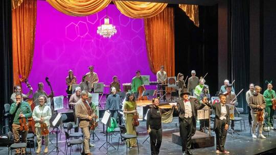 Viel Beifall erhielten die Badische Philharmonie und (Mitte rechts) Moderatorin Franziska Tiedtke, Dirigent Daniel Inbal sowie D