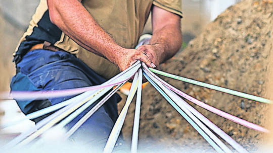 Ärgerliche Verzögerung für die Bürger, die auf schnelles Internet warten. Guido Kirchner/dpa Breitbandausbau auf dem Lande