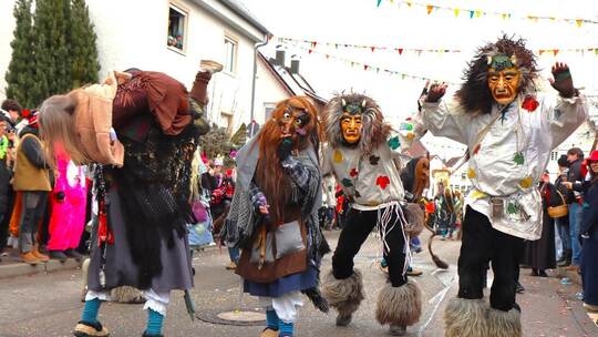Schaurig-schönen Maskenträger mit wilden Perücken und geschnitzten Larven mischten sich unter das Publikum und sorgten mit augen