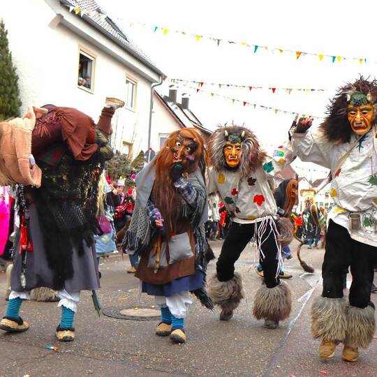 Schaurig-schönen Maskenträger mit wilden Perücken und geschnitzten Larven mischten sich unter das Publikum und sorgten mit augen