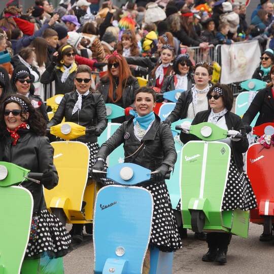 Die Gruppe Canape geht als Bella Vespa auf den Umzug.