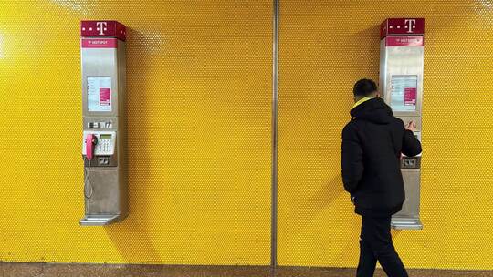 Zwei abgeschaltete öffentliche Telefone