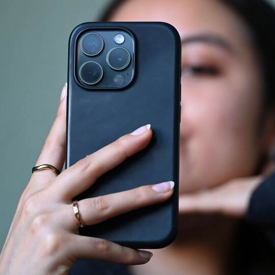 Junge Frau nimmt Selfie auf