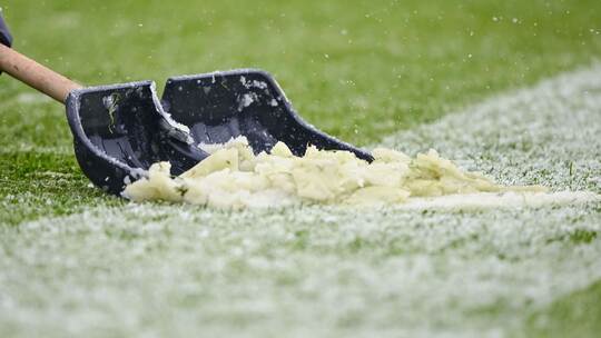 Schnee auf dem Fußballfeld