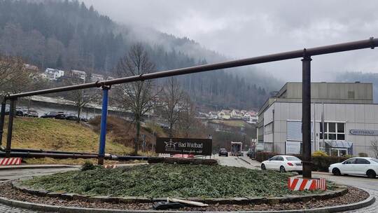 Der Kreisverkehr beim nördlichen Tunneleingang in Bad Wildbad wird vom oberirdischen Tunnelsystem nicht verschont. Die Leitungen