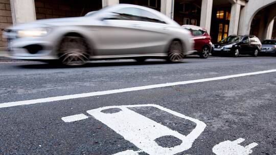 E-Volution in kleinen Raten: E-Autos leasen oder im Abo fahren?