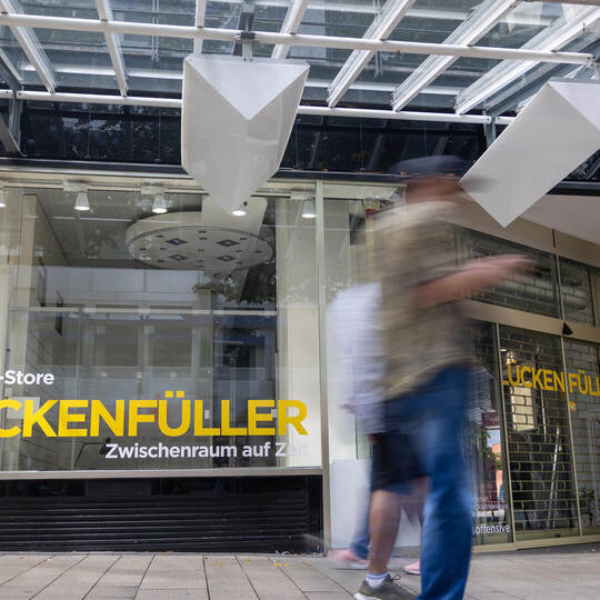 Seit dem Sommer 2025 können sich Mutige im „Lückenfüller“ in der Innenstadt temporär einmieten und ihr Geschäftsmodell testen. R