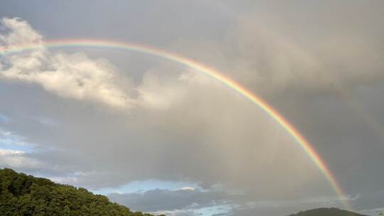 Regenbogen über dem Petersberg