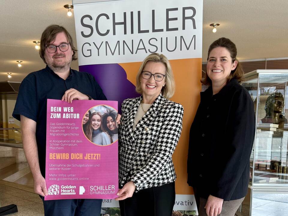 Bringen gemeinsam das nächste Stipendium auf den Weg: Schiller-Gymnasium Direktor Maximilian Weigl (von links), Golden-Hearts-Ge