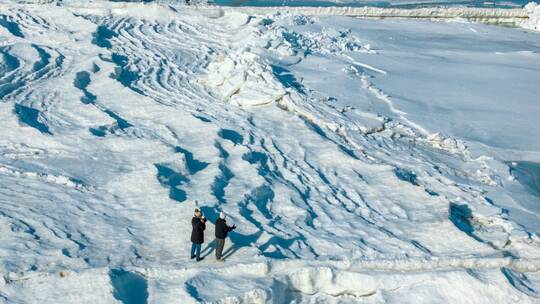 Eisberge türmen sich an der Ostseeküste