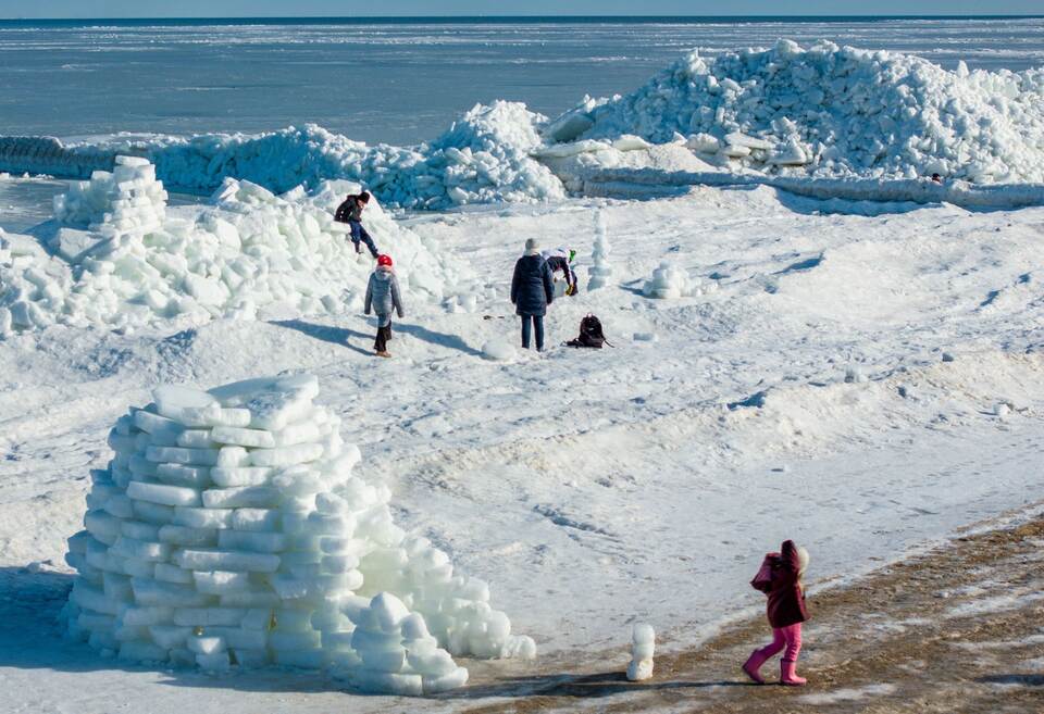 Eisberge türmen sich an der Ostseeküste