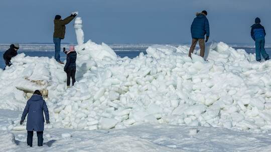 Eisberge türmen sich an der Ostseeküste