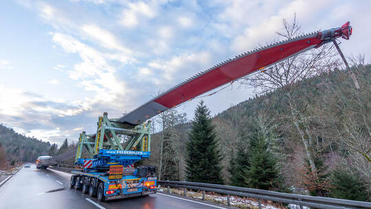 Das Rotorblatt, das beim Transport nach Seewald auf der B 294 hinter Calmbach verunglückte, soll nun nach Angaben des Hersteller VU Schwertransport B294