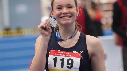 Sprinterin Lisa Fischer von der TSG Niefern strahlt mit ihrer Silbermedaille bei den süddeutschen Meisterschaften. Foto: Laura K