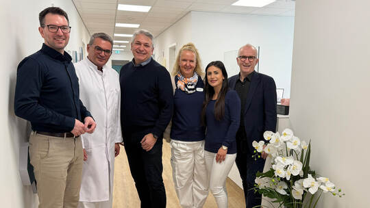 Freude über die neue Arztpraxis: Karlsbads Bürgermeister Björn Kornmüller (von links), Hausarzt Nicholas Keschtkar, Ortsvorstehe