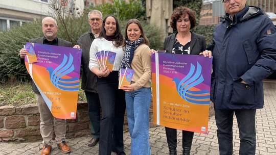 Schulter an Schulter ein gemeinsames Programm auf den Weg gebracht haben: Tobias Gfell (Leitender Referent Katholische Kirche Pf