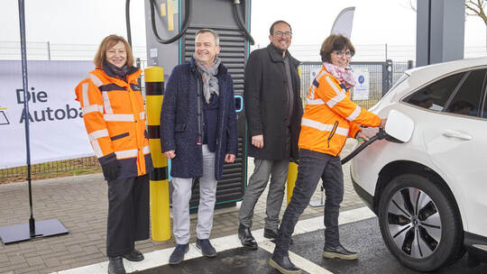 Autobahn A8, Fahrtrichtung Stuttgart, Parkplatz Heckengäu. Eröffnung Schnellladepark Heckengäu.
