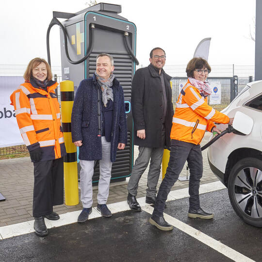 Autobahn A8, Fahrtrichtung Stuttgart, Parkplatz Heckengäu. Eröffnung Schnellladepark Heckengäu.