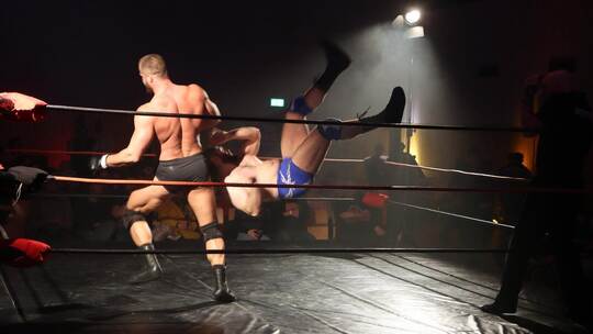 Bei Aktionen wie dieser tobt das Publikum, obwohl allen klar ist, dass hinter den spektakulären Aktionen eine gehörige Portion I