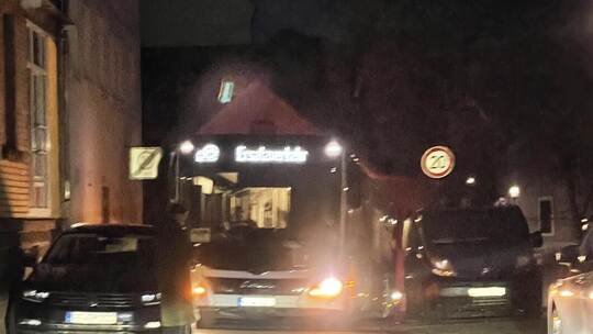 Ein Bus steckt fest an der Burggartenstraße. Foto: Patrick H.