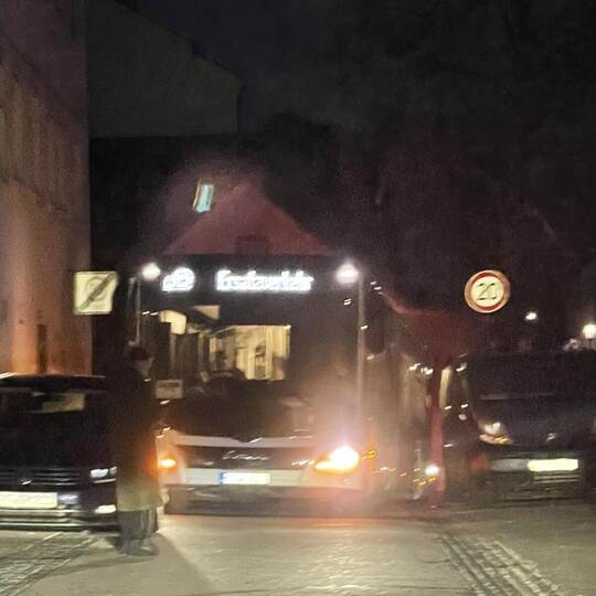 Ein Bus steckt fest an der Burggartenstraße. Foto: Patrick H.