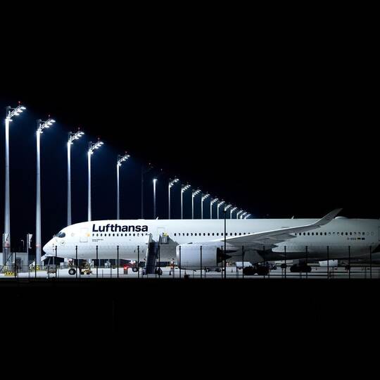 Ein Flugzeug der Lufthansa steht am Flughafen München