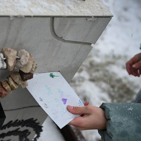 Grabsteine mit Briefschlitz