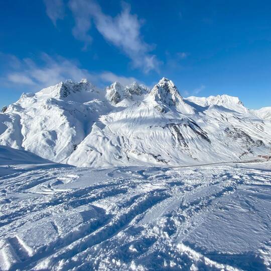 Verschneiter Gebirgszug in Österreich