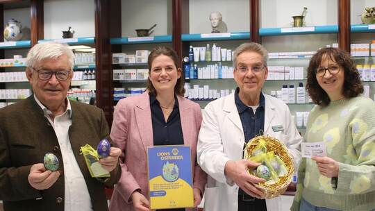 In der Pregizer-Apotheke als eine der Verkaufsstellen präsentieren Werner H. Schwenk (von links), Katharina Meyer und Präsidenti