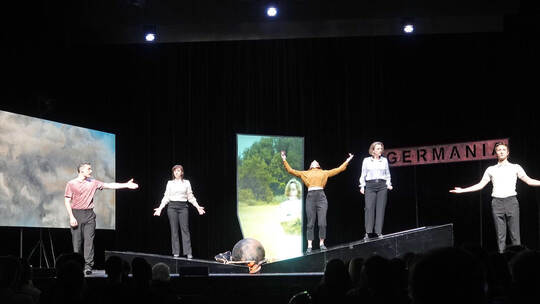 Der Roman „Heimsuchung“ von Jenny Erpenbeck wird in einer Multimedia-Performance visualisiert. Uta Volz