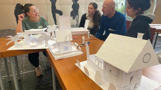 Intensiv ist die Auseinandersetzung mit der Kunst: Teilnehmerinnen diskutieren mit Künstler Harald Kröner über ihre Arbeiten, di