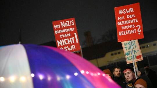 Vor der Landtagswahl: Protest vor SWR-Triell Vor der Landtagswahl: Protest vor SWR-Triell