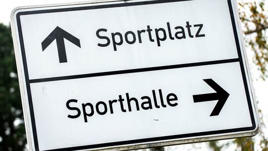 Sportplatz und Sporthalle