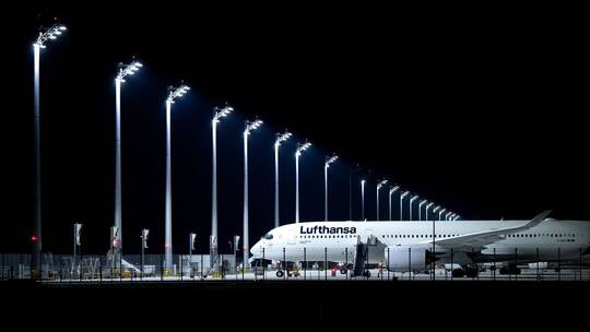 Ein Flugzeug der Lufthansa steht am Flughafen München