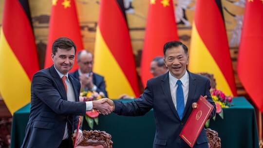 Steffen Merkel (l) und Shen Haixiong