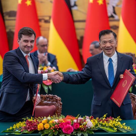 Steffen Merkel (l) und Shen Haixiong