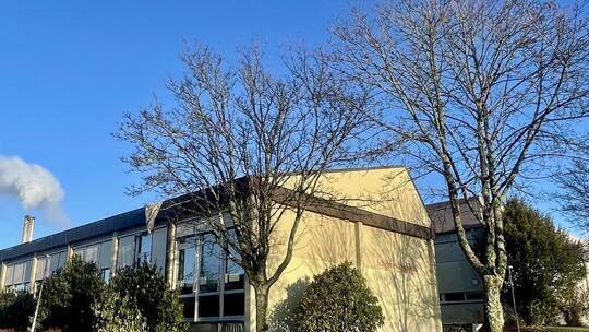 Die beiden Sporthallen beim Schulzentrum Langensteinbach weisen erhebliche bauliche und technische Defizite auf. Foto: Buchter