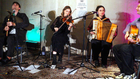 Nahmen das Pforzheimer Publikum mit auf eine musikalische Reise nach Schottland: (von links) Fionnlagh Mac A‘ Phiocar (Dudelsack