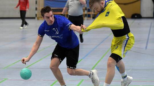 Kräftezehrend sind derzeit die Spiele für den TV Ispringen – hier Pascal Stoll – aufgrund der dünnen Spielerdecke. Foto: Michael