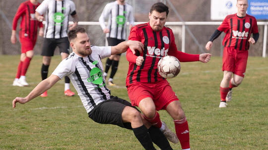 Durch taktische Cleverness holt die SG Ölbronn-Dürrn (rote Hosen) einen Sieg gegen die SpVgg Zaisersweiher. Fotomoment