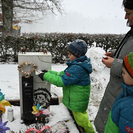 Grabsteine mit Briefschlitz