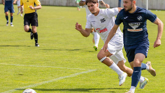 Dem Gegner weglaufen wollen Cemal Durmus (rechts) und der CfR, wie hier beim Hinspiel gegen Villingen. Archivfoto: Ralf Becker