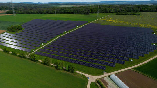 Einen Solarpark, wie er auch in Neulingen geplant ist, gibt es seit Mai 2023 bereits im Ortental zwischen Iptingen und Serres. F