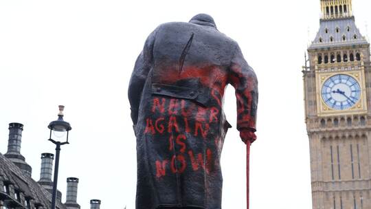 Berühmte Statue von Churchill in London beschmiert