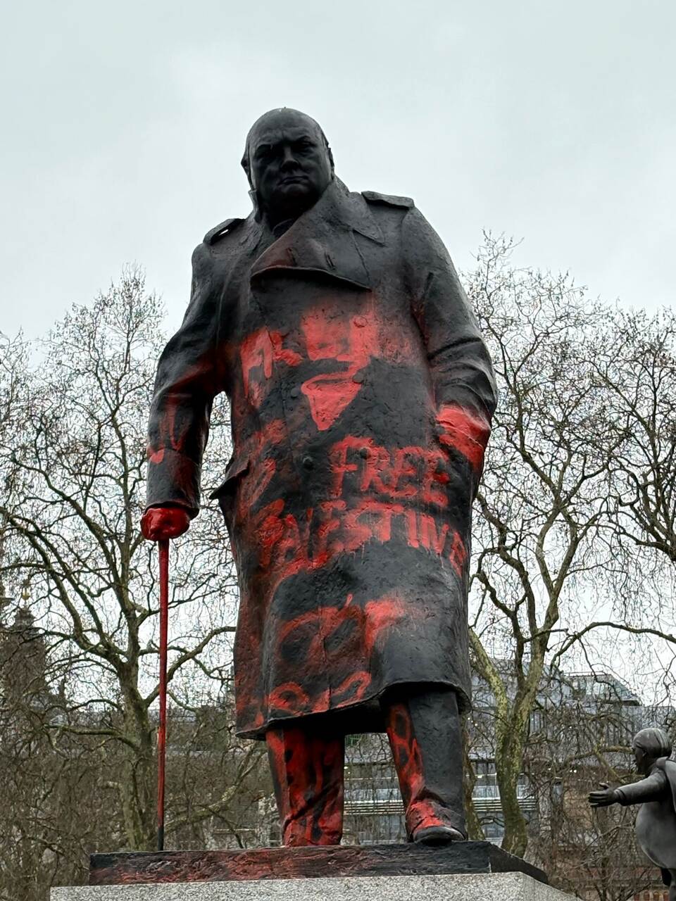 Berühmte Statue von Churchill in London beschmiert