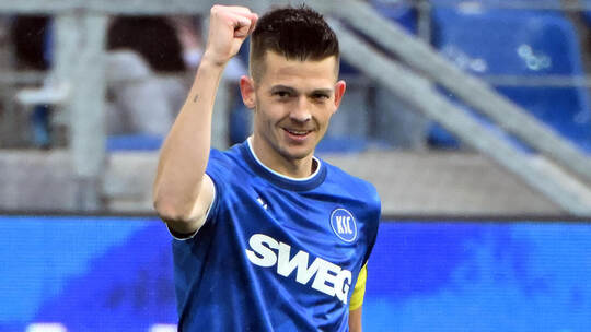 Der KSC (Kapitän Marvin Wanitzek) will am Sonntag in Magdeburg jubeln. Uli Deck/dpa