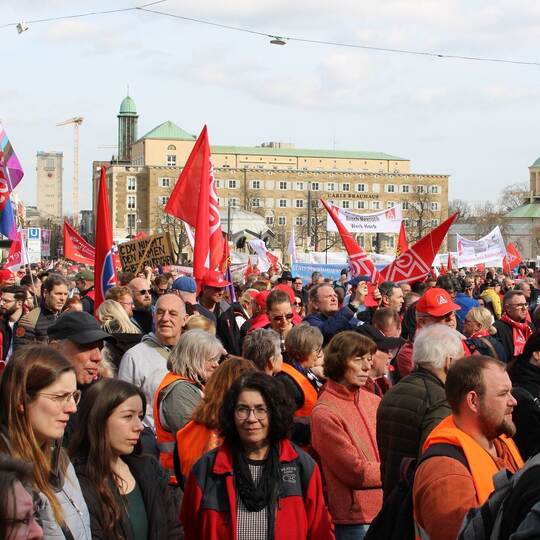 Gewerkschaften rufen Beschäftigte und Bürger zur Demonstration